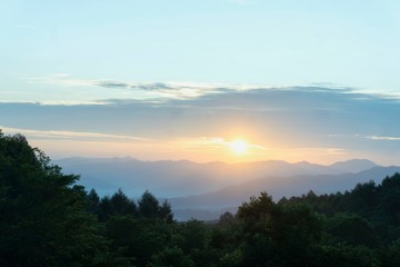 日の出／明るくすがすがしい夜明けの風景