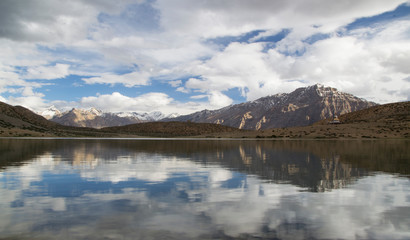 Fototapeta na wymiar Reflejos en el lago de Dankar, India.