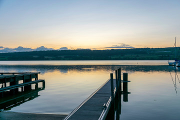 Obraz premium small boat dock early in the morning before sunrise, dusk