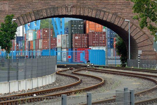 containerlager im mainzer zollhafen