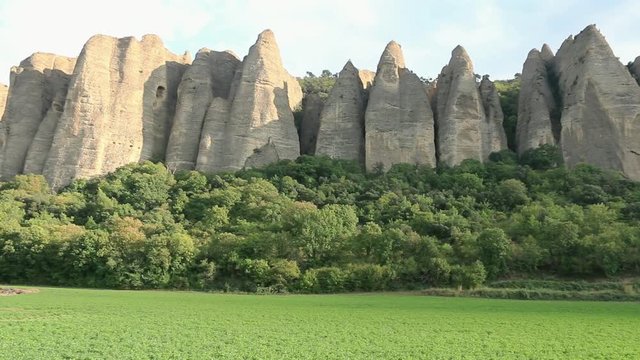 Les rochers appel&eacute;s "p&eacute;nitents blancs" pr&egrave;s de Les M&eacute;es.  Provence.France