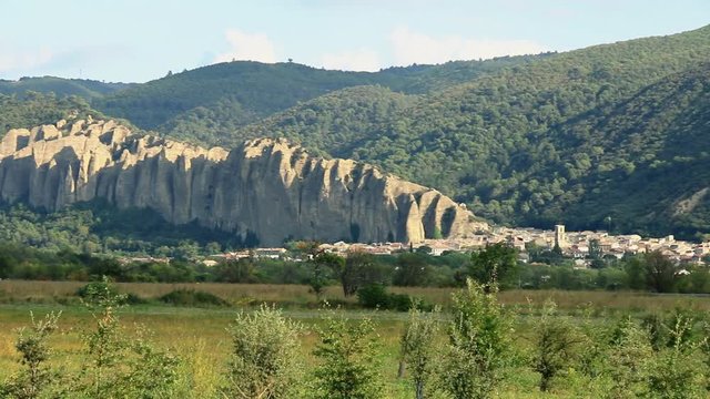 Le village  Les M&eacute;es et les rochers appel&eacute;s "p&eacute;nitents blancs" en Provence.France