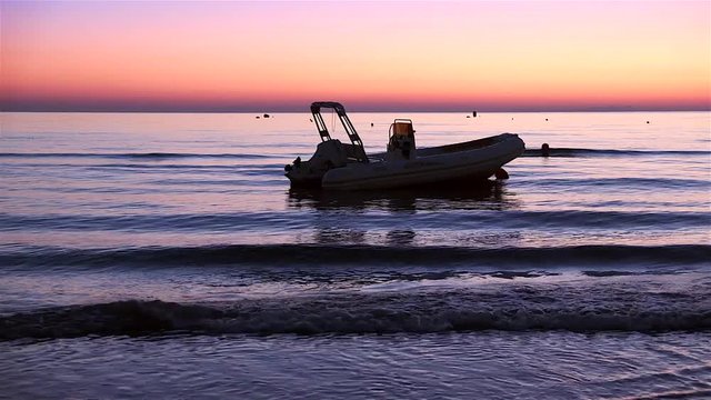 Paesaggio di mare all'alba