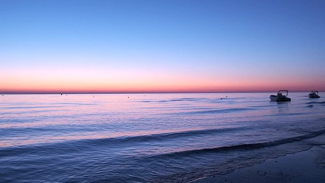 Paesaggio di mare all'alba
