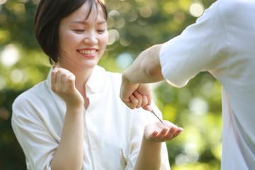 笑顔で鍵を受け取る女性