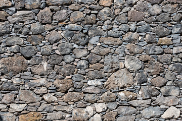 ściana z kamieni
