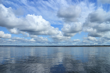 Obraz premium Beautiful cloudy scenery over the sea mirror reflection
