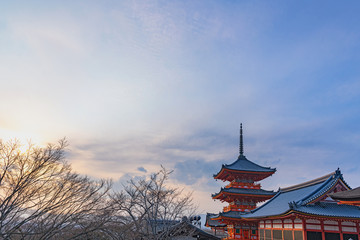 Obraz premium 京都 夕暮れの清水寺