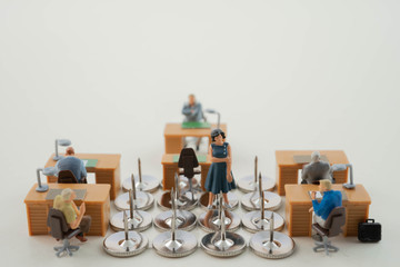 働く女性やワーキングマザーに立ちはだかる上司や同僚のハラスメント