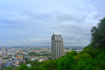 Looking from the height See a city in a tight city with tall buildings and beautiful skies. Is a comfortable view