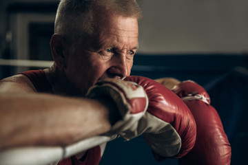 An elderly boxer in the ring thinks about his defeat.