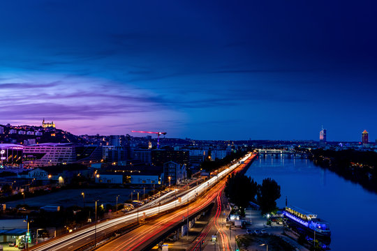 Lyon, entr&eacute;es Sud, le soir depuis la Confluence avec les tours au fond