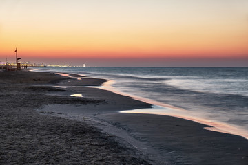 Panorama di mare all'alba