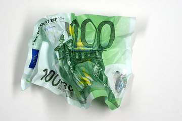 Zerknüllter 100-Euro-Schein.