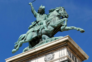 Obraz premium Statue équestre de Vercingétorix sur la place de la Jaude à Clermont-ferrand, Puy-de-Dôme, Auvergne, France