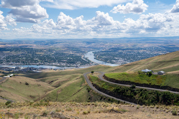 Naklejka premium Cityscape view of Lewiston Idaho, as seen from Lewiston Hill Overlook on a summer day