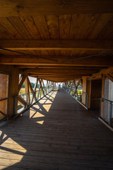 Fototapeta premium langer offener Gang eines Gebäudes in sichtbarer Holzkonstruktion