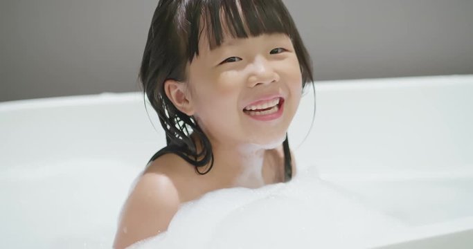 Little girl take bublble bath