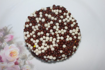 Bolinho de chocolate com confeitos