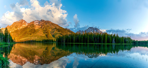 Naklejka premium Alpen Glow in Morning Sunrise over Lake and Mountains