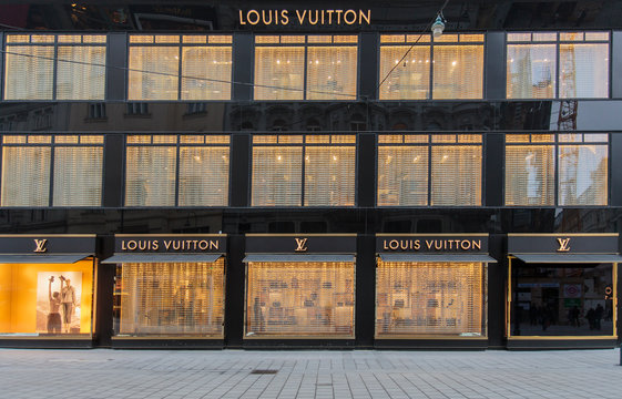 Halvkreds kit Resonate View at Louis Vuitton shop in Vienna, Austria. Louis Vuitton is a French  fashion house founded in 1854 and one of the world's leading international  fashion houses. Stock Photo | Adobe Stock