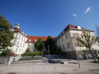 Fototapeta na wymiar Gebäude einer Laupheimer Grundschule von der Mittelstraße aus