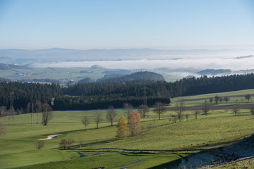 ländliches Herbstpanorama mit Nebelschichten
