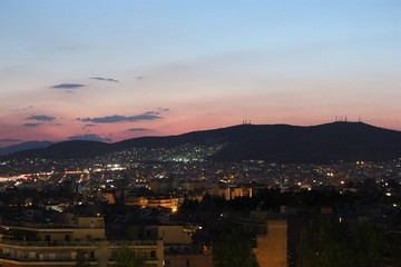 Stadt im Abendrot mit Berg im Hintergrund Athen