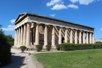 Fototapeta na wymiar Säulen-Tempel in blauem Himmel