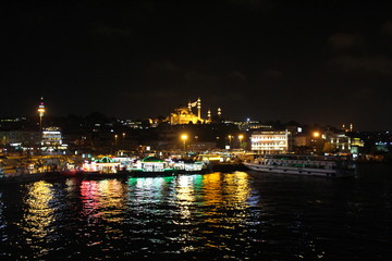 Fototapeta na wymiar Bunte Boote in der Nacht - Dunkles Istanbul