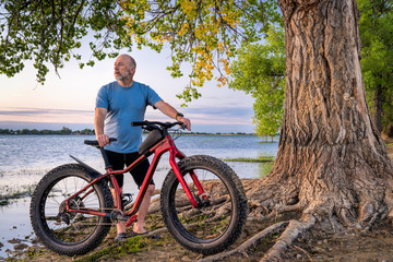 Obraz premium senior man with a fat mountain bike
