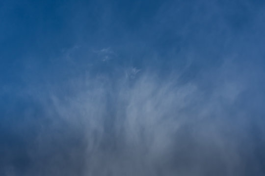 blauer himmel und weiche wolken