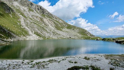 Kleiner Alpensee im Hochgebirge Südtirols