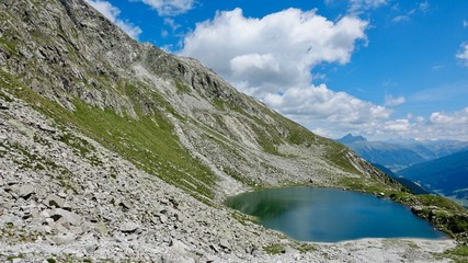 Fototapeta na wymiar Kleiner Alpensee im Hochgebirge Südtirols