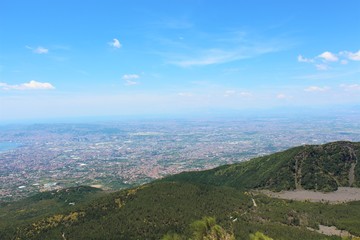 Fototapeta na wymiar Ausblick aus großer Höhe auf besiedeltes Gebiet - Neapel Vesuv