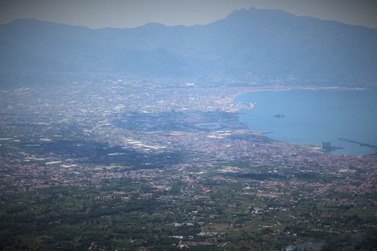 Ausblick aus gro&szlig;er H&ouml;he auf besiedeltes Gebiet - Neapel Vesuv