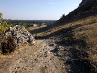  Kamienista droga przez suche wzniesienia