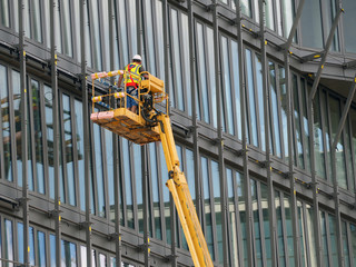 Bauarbeiter auf einer Hebebühne