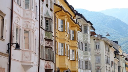Hausfassaden in Bozen, Südtirol