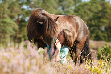 Reiterin mit Islandpferd in der Heide