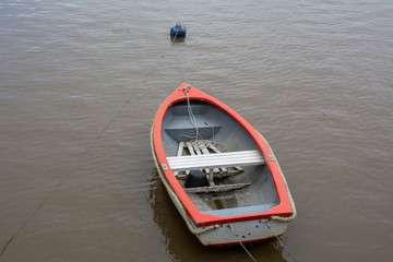 Bote en el rio navegar embarcacion pesca 