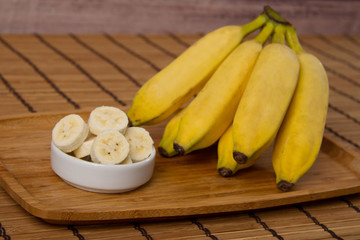 Banana em mesa de madeira
