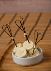 Banana em mesa de madeira