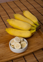 Banana em mesa de madeira