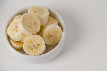 Banana cortada em fundo branco