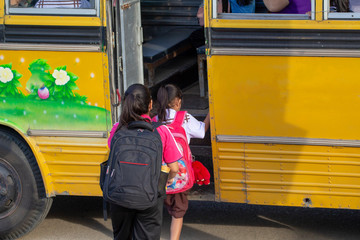 Students take the bus to school, back to school, open class.