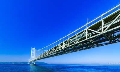 [兵庫県の風景] 快晴の青空をバックに撮影した神戸と淡路を結ぶ明石海峡大橋（別名：パールブリッジ）