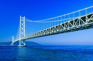 [兵庫県の風景] 快晴の青空をバックに撮影した神戸と淡路を結ぶ明石海峡大橋（別名：パールブリッジ）