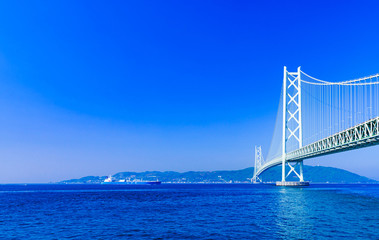 [兵庫県の風景] 快晴の青空をバックに撮影した神戸と淡路を結ぶ明石海峡大橋（別名：パールブリッジ）