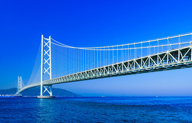 [兵庫県の風景] 快晴の青空をバックに撮影した神戸と淡路を結ぶ明石海峡大橋（別名：パールブリッジ）